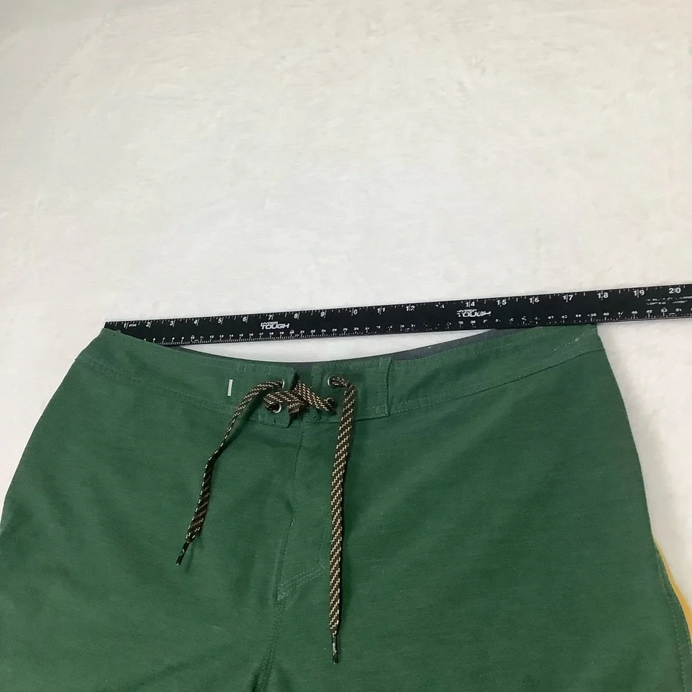 Quicksilver Men’s Boardshorts Sz 34 Green